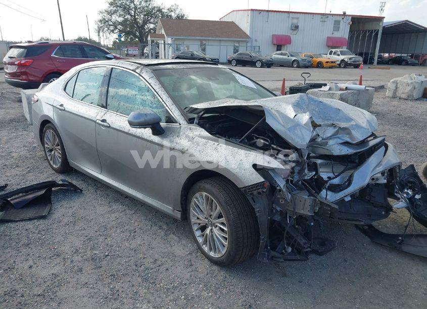 2018 Toyota Camry XLE V6 (VIN 4T1BZ1HK0JU010060) main photo