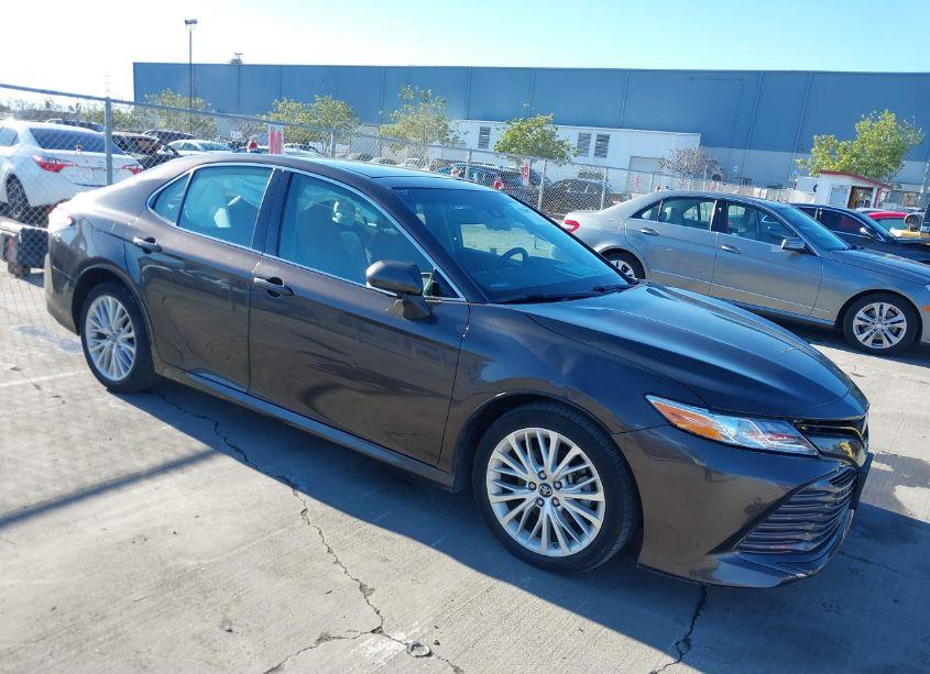 2018 Toyota Camry XLE V6 (VIN 4T1BZ1HK7JU502794) main photo