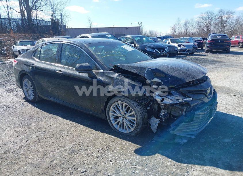 2018 Toyota Camry XSE/XLE (VIN 4T1BZ1HK9JU011479) main photo