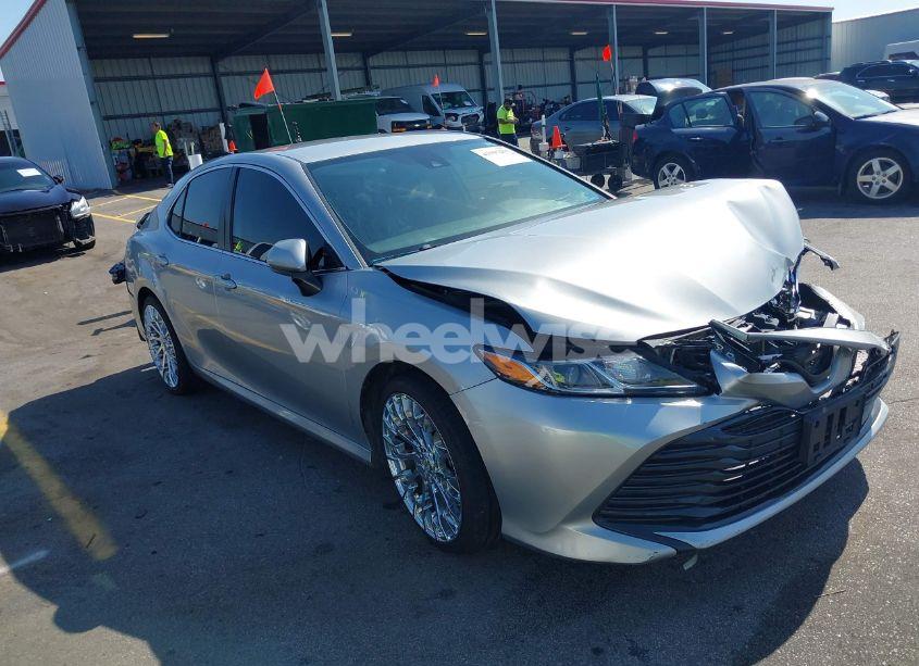 2020 Toyota Camry LE (VIN 4T1C11AK0LU357574) main photo