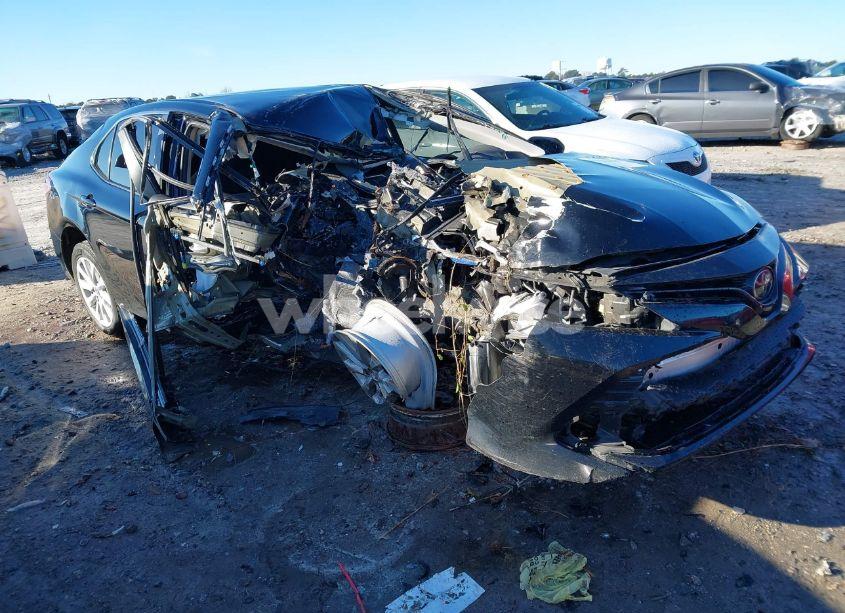 2020 Toyota Camry LE (VIN 4T1C11AK0LU956538) main photo