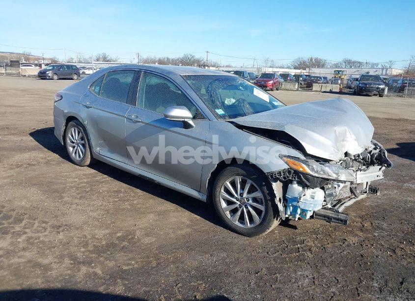 2021 Toyota Camry LE (VIN 4T1C11AK0MU535176) main photo