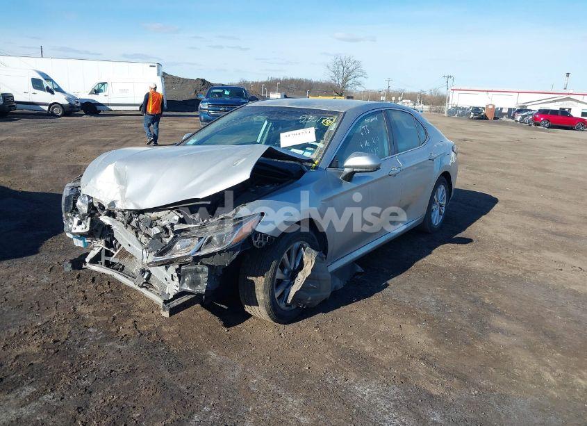 Photo 2 of 2021 Toyota Camry LE (VIN 4T1C11AK0MU535176)