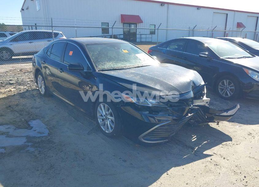 2021 Toyota Camry LE (VIN 4T1C11AK0MU546906) main photo