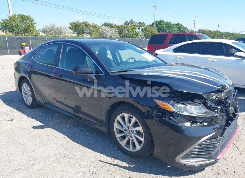 2021 Toyota Camry LE (VIN 4T1C11AK0MU563298) main photo