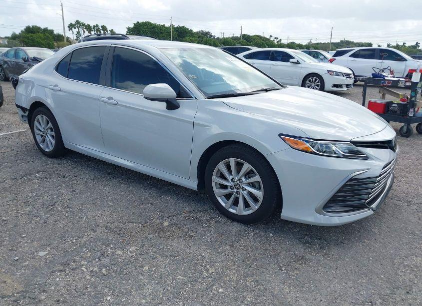 2022 Toyota Camry LE (VIN 4T1C11AK0NU072215) main photo