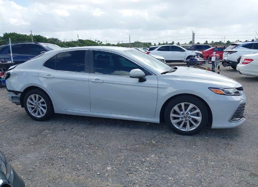 Photo 14 of 2022 Toyota Camry LE (VIN 4T1C11AK0NU072215)