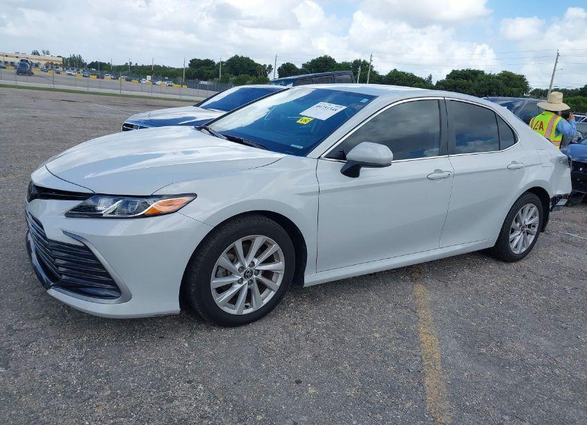 Photo 2 of 2022 Toyota Camry LE (VIN 4T1C11AK0NU072215)