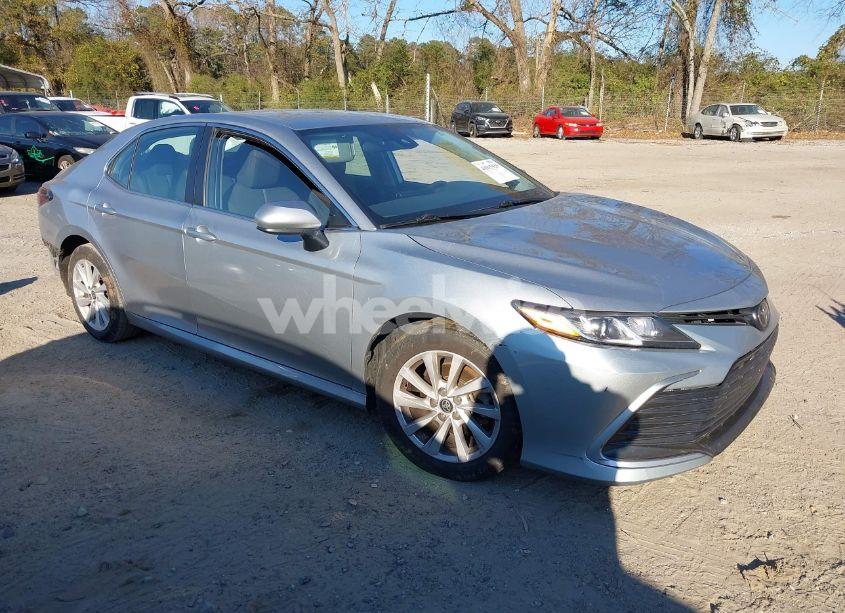 2022 Toyota Camry LE (VIN 4T1C11AK0NU622920) main photo