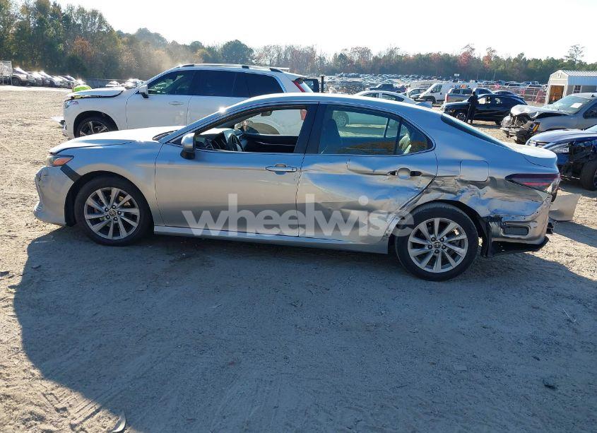 Photo 14 of 2022 Toyota Camry LE (VIN 4T1C11AK0NU622920)