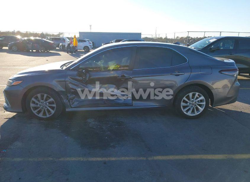 Photo 14 of 2022 Toyota Camry LE (VIN 4T1C11AK0NU628572)