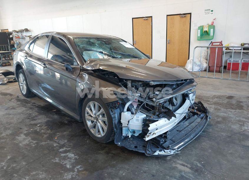 2022 Toyota Camry LE (VIN 4T1C11AK0NU652631) main photo