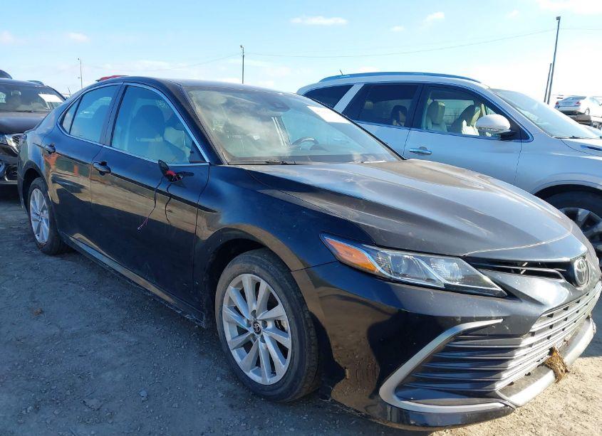 2022 Toyota Camry LE (VIN 4T1C11AK0NU669042) main photo