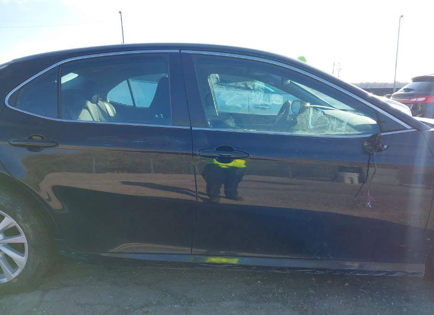 Photo 13 of 2022 Toyota Camry LE (VIN 4T1C11AK0NU669042)