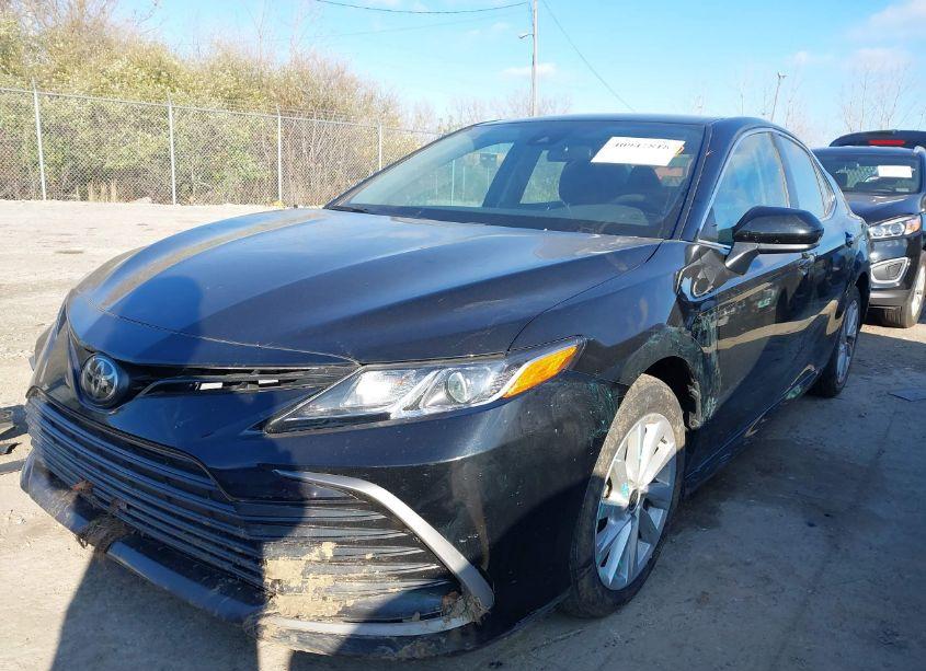 Photo 2 of 2022 Toyota Camry LE (VIN 4T1C11AK0NU669042)