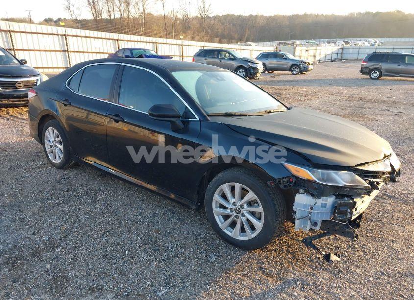 2022 Toyota Camry LE (VIN 4T1C11AK0NU692739) main photo