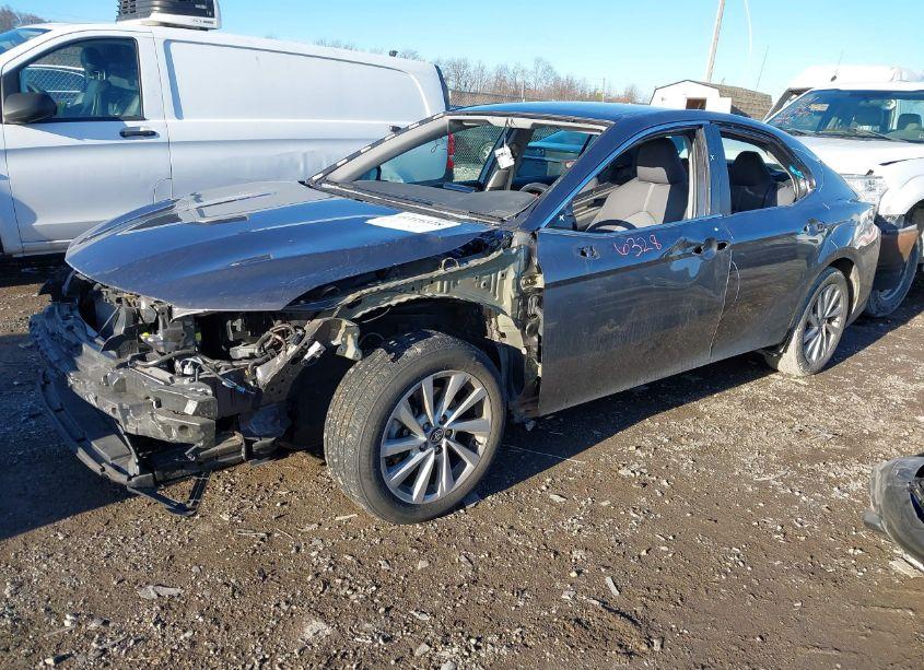 Photo 2 of 2022 Toyota Camry LE (VIN 4T1C11AK0NU712200)