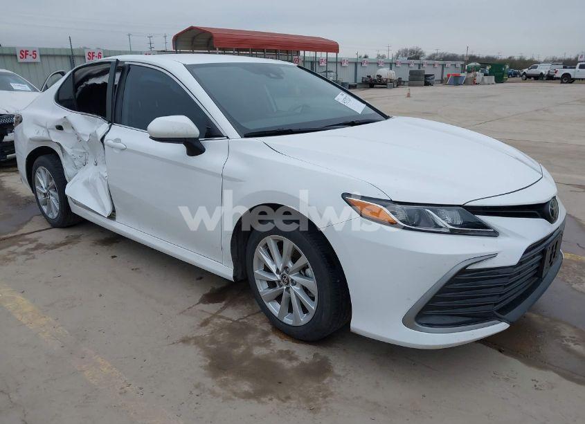 2024 Toyota Camry LE (VIN 4T1C11AK0RU846968) main photo