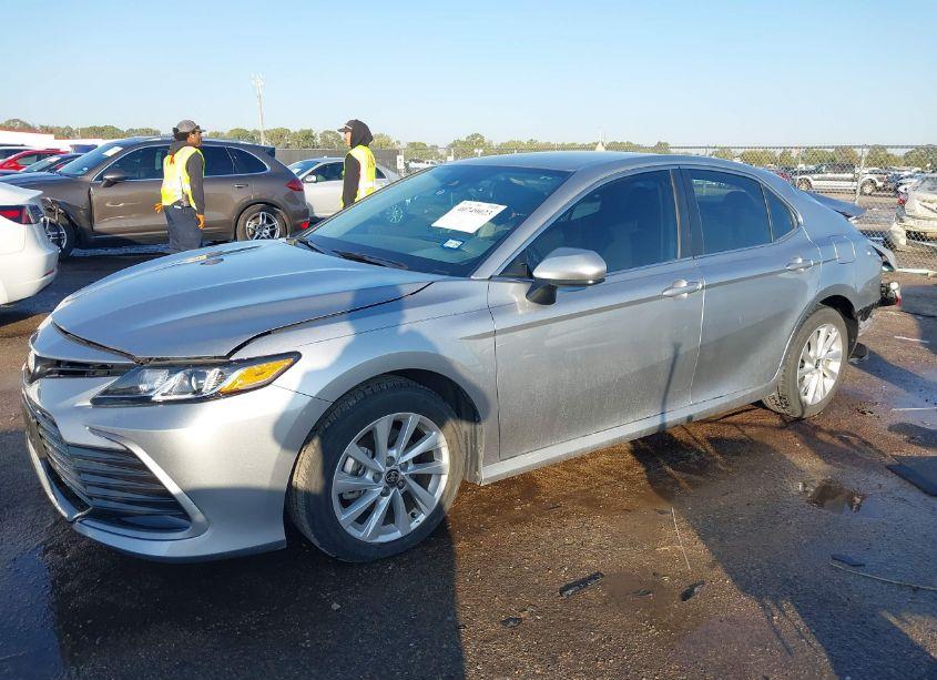 Photo 2 of 2024 Toyota Camry LE (VIN 4T1C11AK0RU883227)