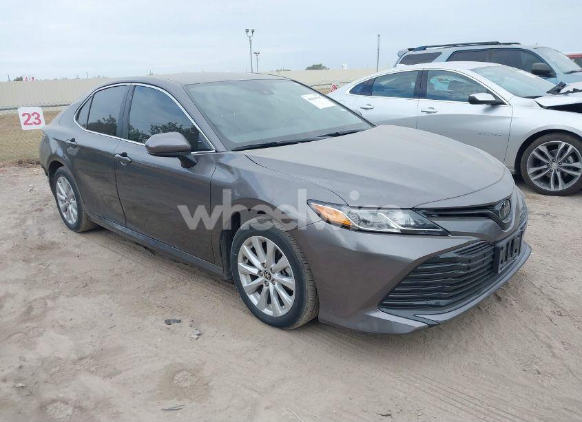 2020 Toyota Camry LE (VIN 4T1C11AK1LU504453) main photo