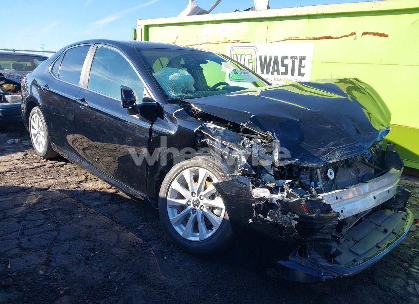 2020 Toyota Camry LE (VIN 4T1C11AK1LU882952) main photo