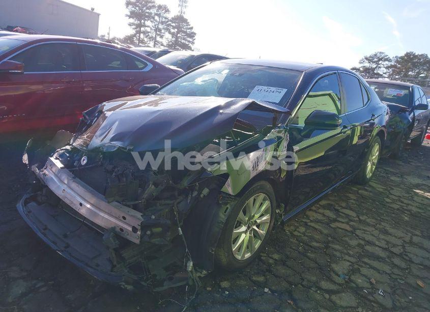 Photo 2 of 2020 Toyota Camry LE (VIN 4T1C11AK1LU882952)