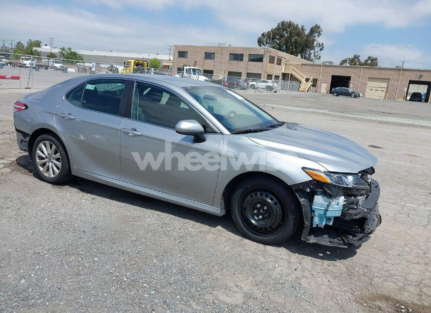 2020 Toyota Camry LE (VIN 4T1C11AK1LU901886) main photo
