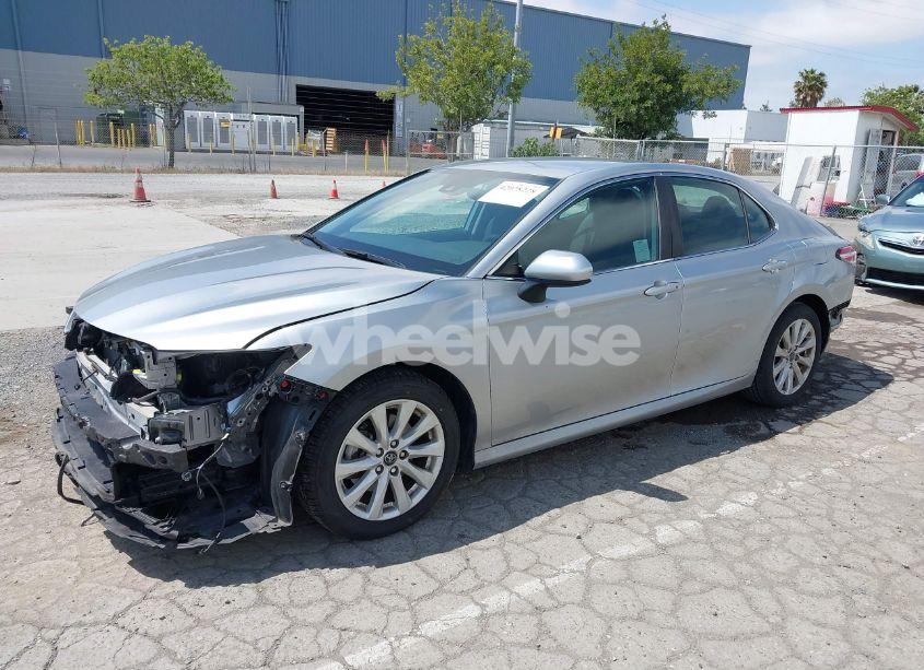 Photo 2 of 2020 Toyota Camry LE (VIN 4T1C11AK1LU901886)