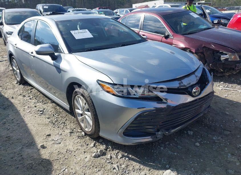 2021 Toyota Camry LE (VIN 4T1C11AK1MU520962) main photo