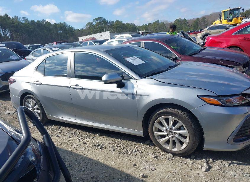 Photo 13 of 2021 Toyota Camry LE (VIN 4T1C11AK1MU520962)