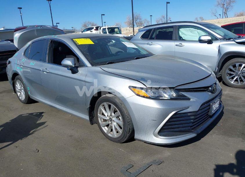 2021 Toyota Camry LE (VIN 4T1C11AK1MU558420) main photo