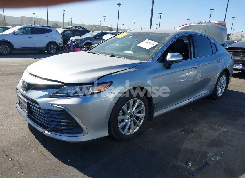 Photo 2 of 2021 Toyota Camry LE (VIN 4T1C11AK1MU558420)
