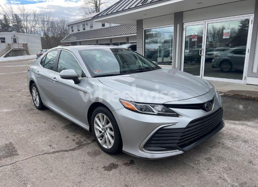 2021 Toyota Camry LE (VIN 4T1C11AK1MU614730) main photo