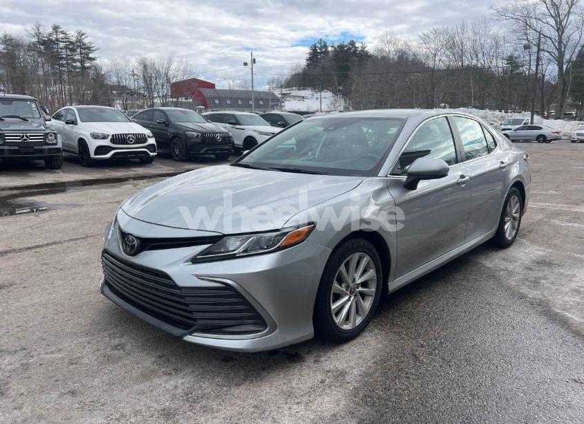 Photo 2 of 2021 Toyota Camry LE (VIN 4T1C11AK1MU614730)