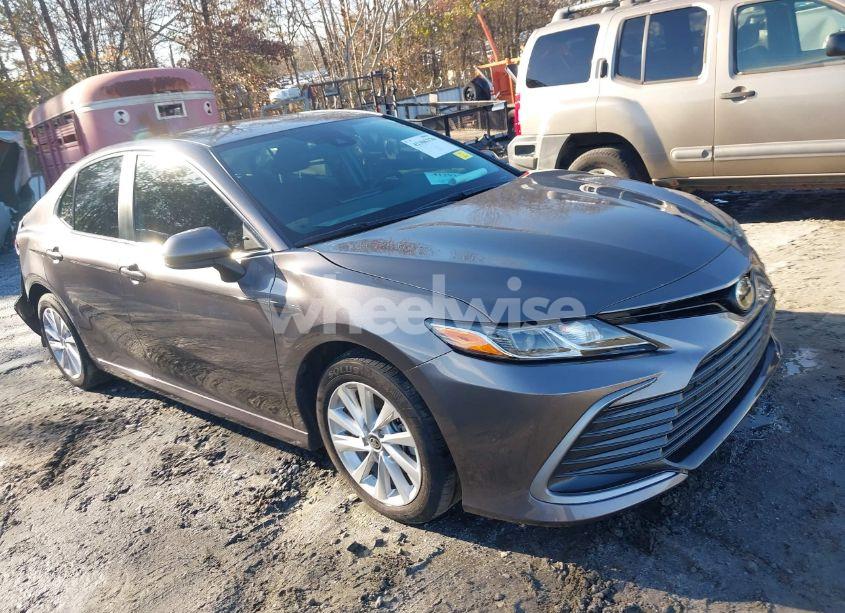 2022 Toyota Camry LE (VIN 4T1C11AK1NU033343) main photo