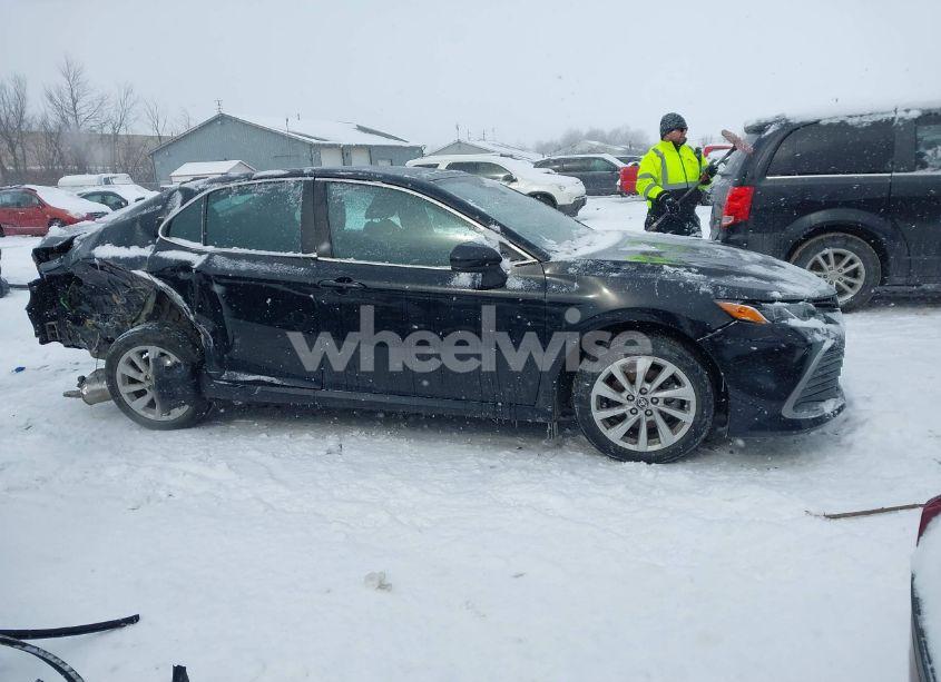 Photo 13 of 2022 Toyota Camry LE (VIN 4T1C11AK1NU650824)