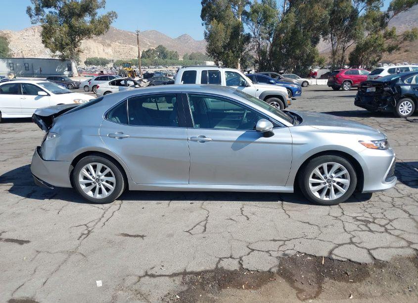 Photo 13 of 2022 Toyota Camry LE (VIN 4T1C11AK1NU708012)