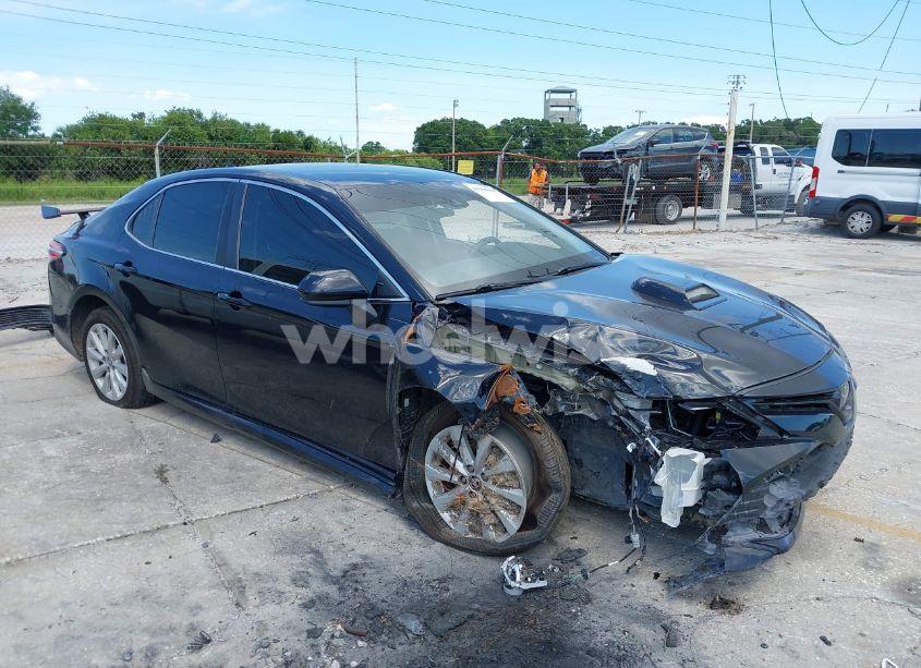 2020 Toyota Camry LE (VIN 4T1C11AK2LU306528) main photo