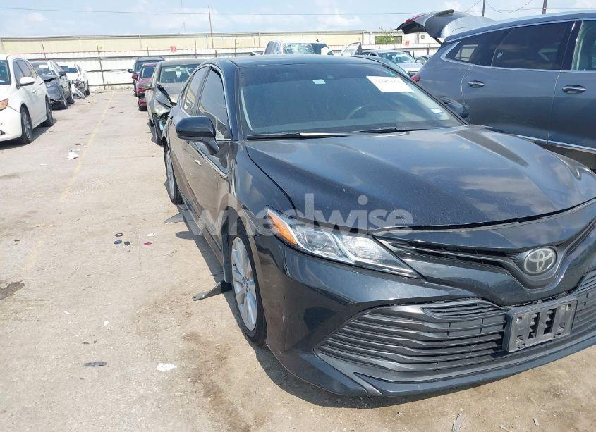 2020 Toyota Camry LE (VIN 4T1C11AK2LU873340) main photo