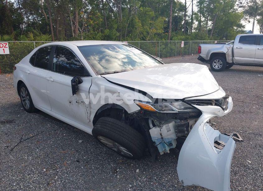 2020 Toyota Camry LE (VIN 4T1C11AK2LU950854) main photo