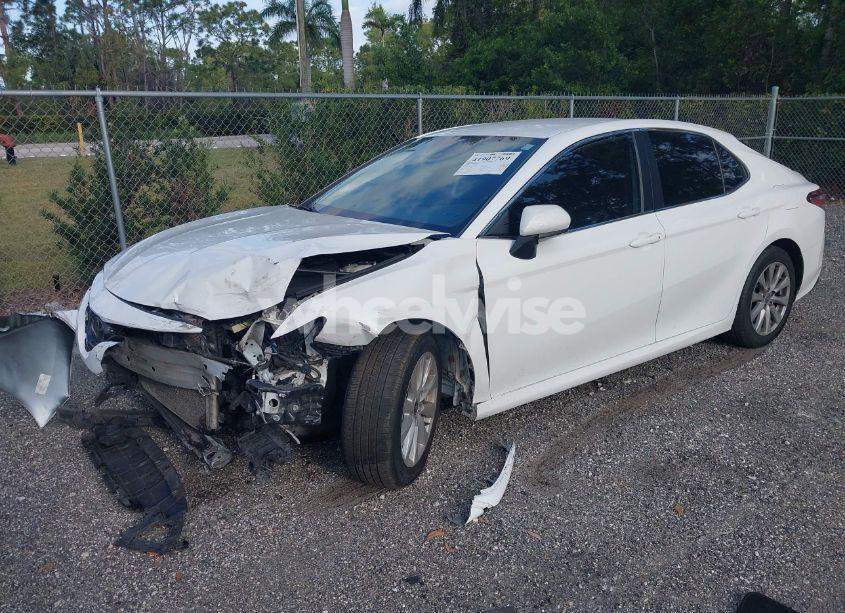 Photo 2 of 2020 Toyota Camry LE (VIN 4T1C11AK2LU950854)