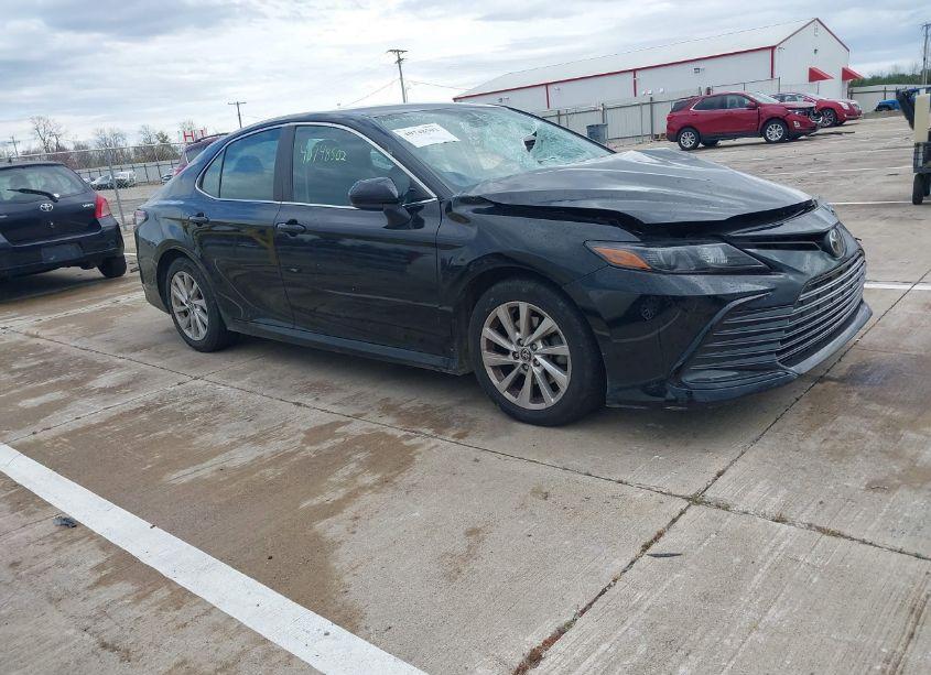 2021 Toyota Camry LE (VIN 4T1C11AK2MU555168) main photo