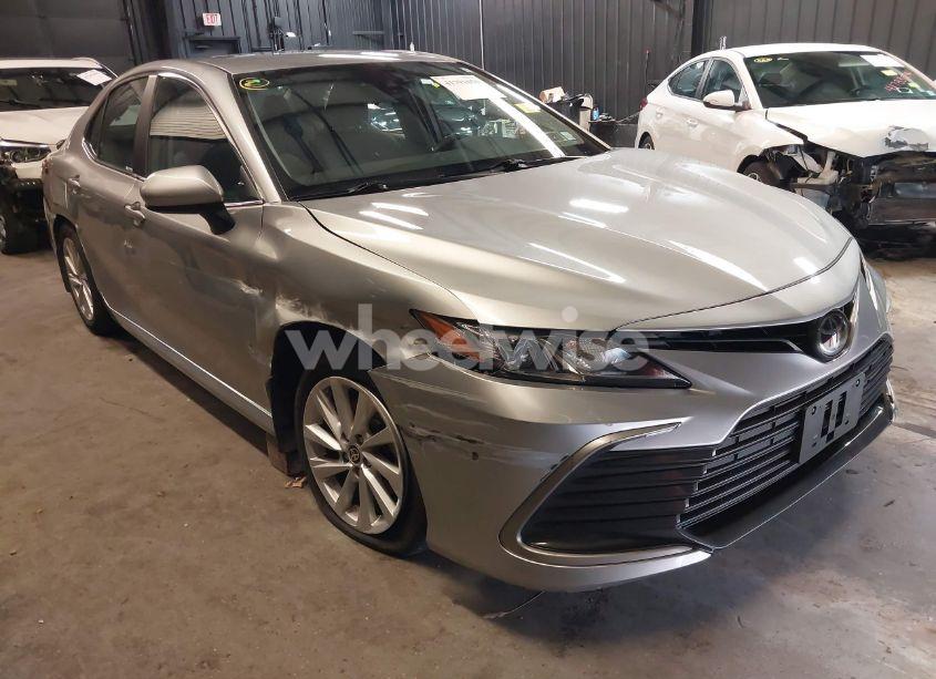 2021 Toyota Camry LE (VIN 4T1C11AK2MU567417) main photo