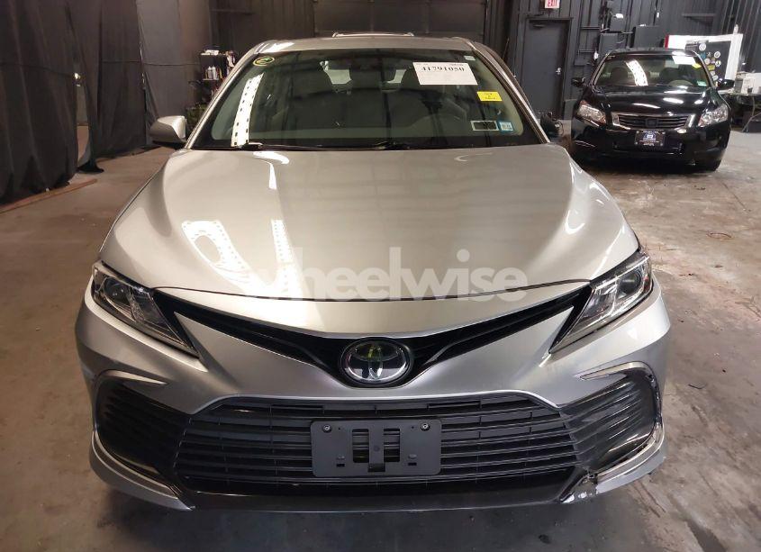 Photo 13 of 2021 Toyota Camry LE (VIN 4T1C11AK2MU567417)