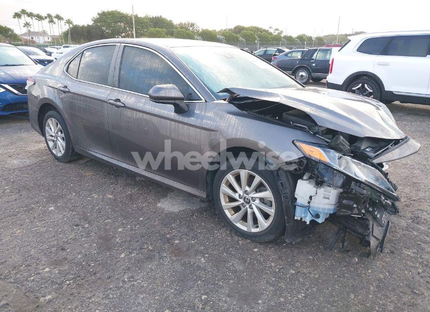 2021 Toyota Camry LE (VIN 4T1C11AK2MU594665) main photo