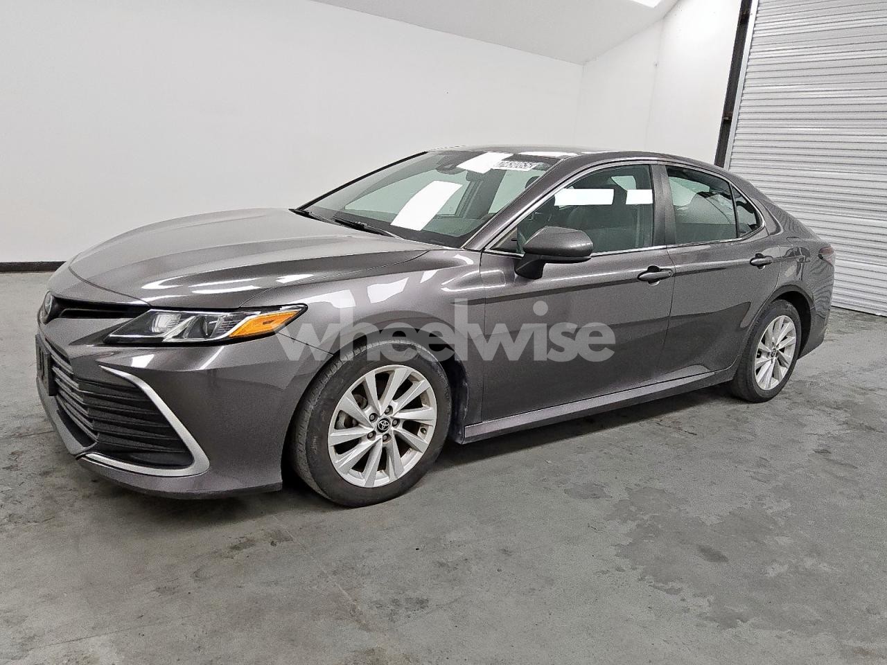 2022 TOYOTA CAMRY LE (VIN 4T1C11AK2NU028992) main photo