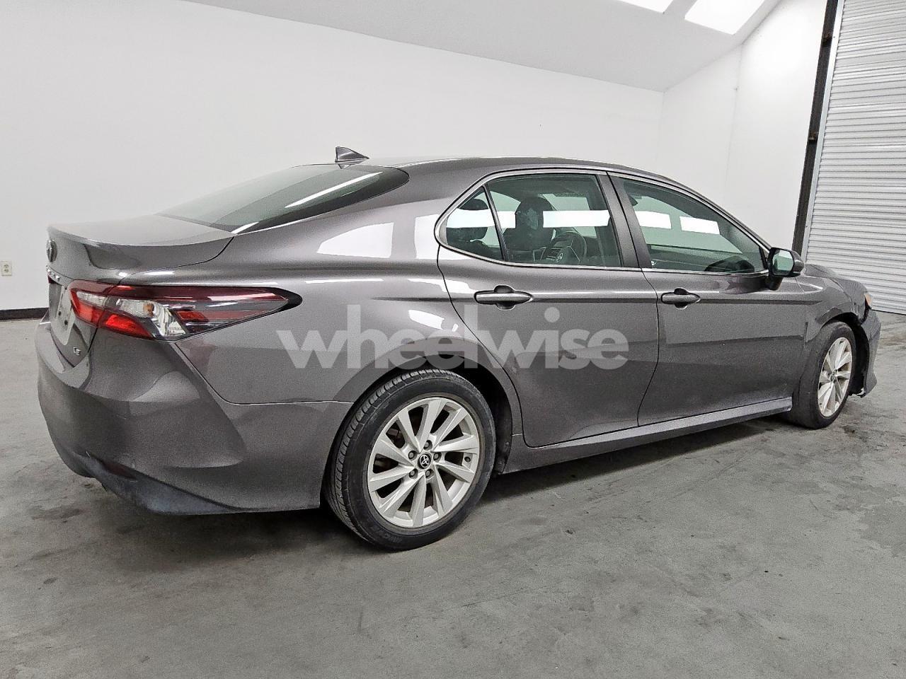 Photo 3 of 2022 TOYOTA CAMRY LE (VIN 4T1C11AK2NU028992)