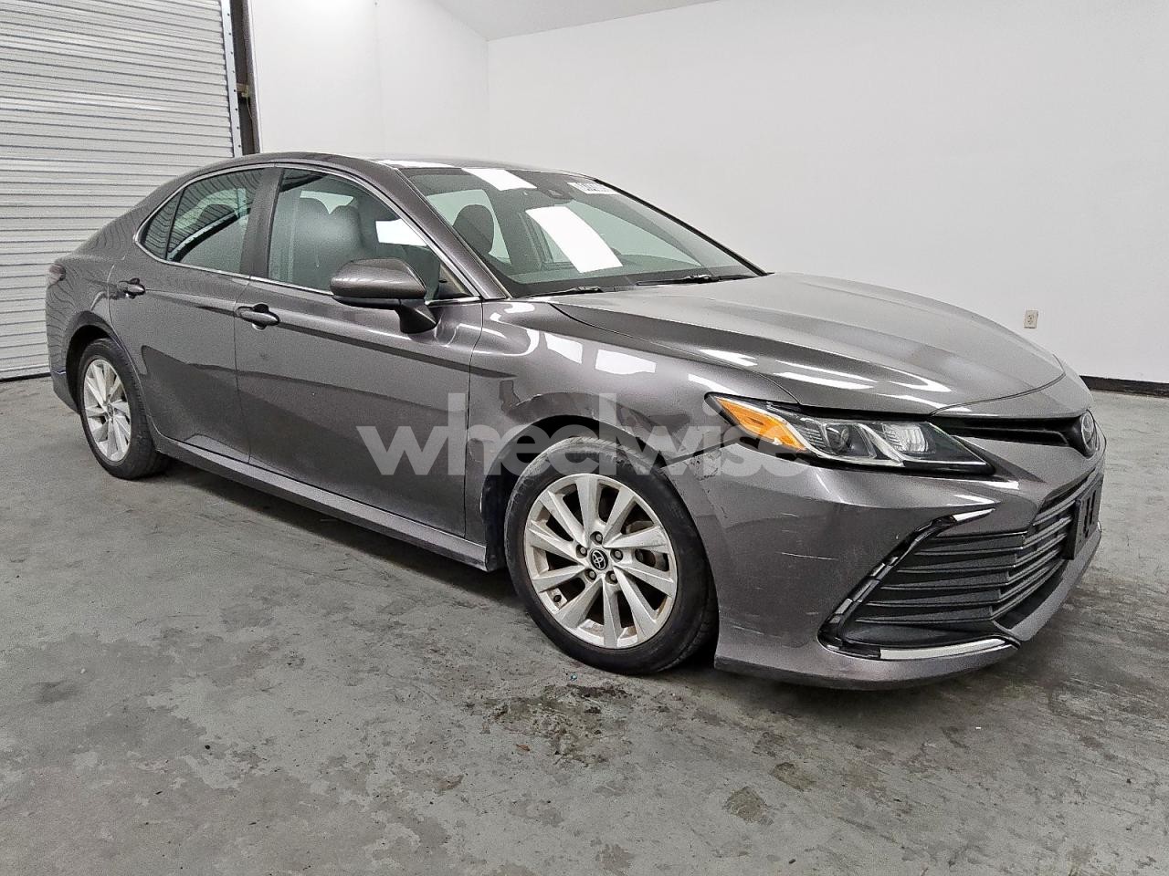 Photo 4 of 2022 TOYOTA CAMRY LE (VIN 4T1C11AK2NU028992)