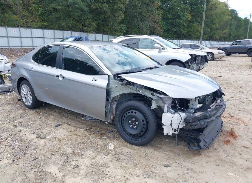 2022 Toyota Camry LE (VIN 4T1C11AK2NU070305) main photo