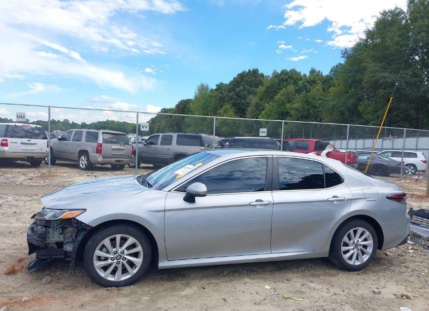 Photo 15 of 2022 Toyota Camry LE (VIN 4T1C11AK2NU070305)